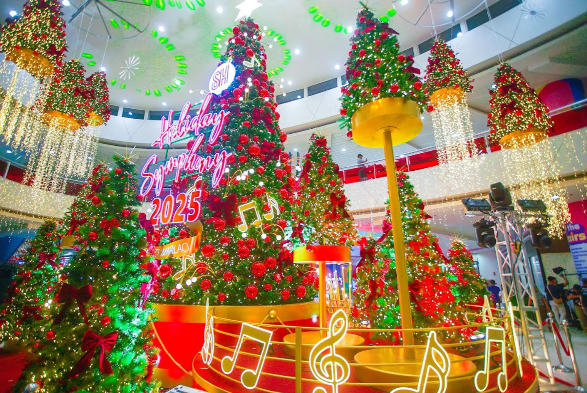 SM City Marilao's dazzling Christmas centerpiece stuns with a towering 36-ft Christmastree. With the theme ‘Holiday Symphony,’ the music-inspired attraction delights shoppers
of all ages.