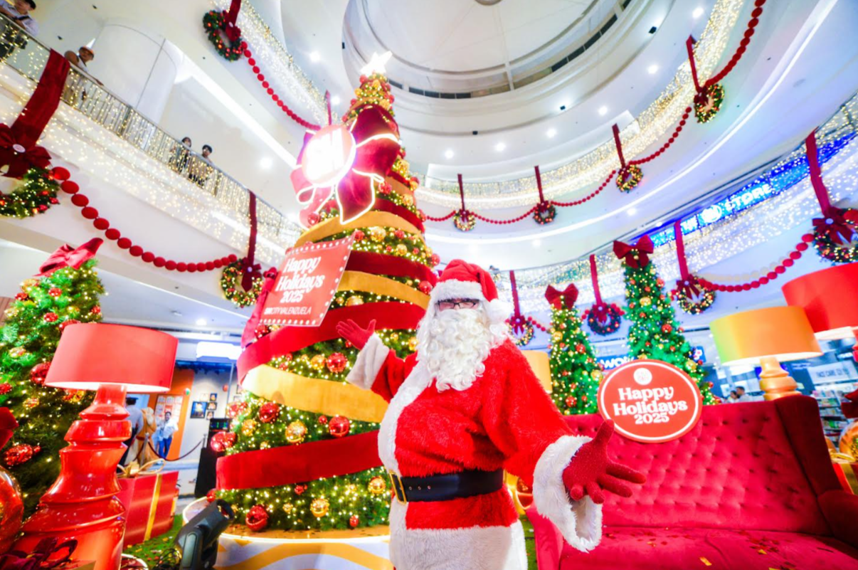 Santa makes a grand entrance at SM City Valenzuela, greeting guests with holiday cheer during the mall’s highly anticipated Swirl of Christmas Fun launch.