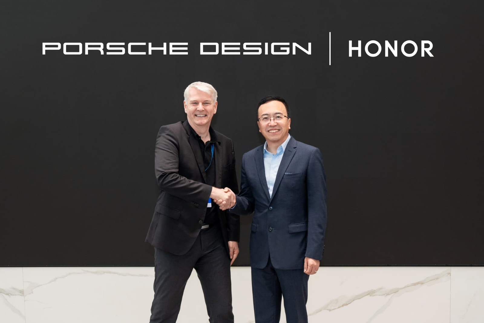 Chairman of the Executive Board of Porsche Lifestyle Group Stefan Buescher and HONOR CEO George Zhao | Premium Technology limited-edition HONOR 911 pays tribute to the iconic design legacy of Porsche