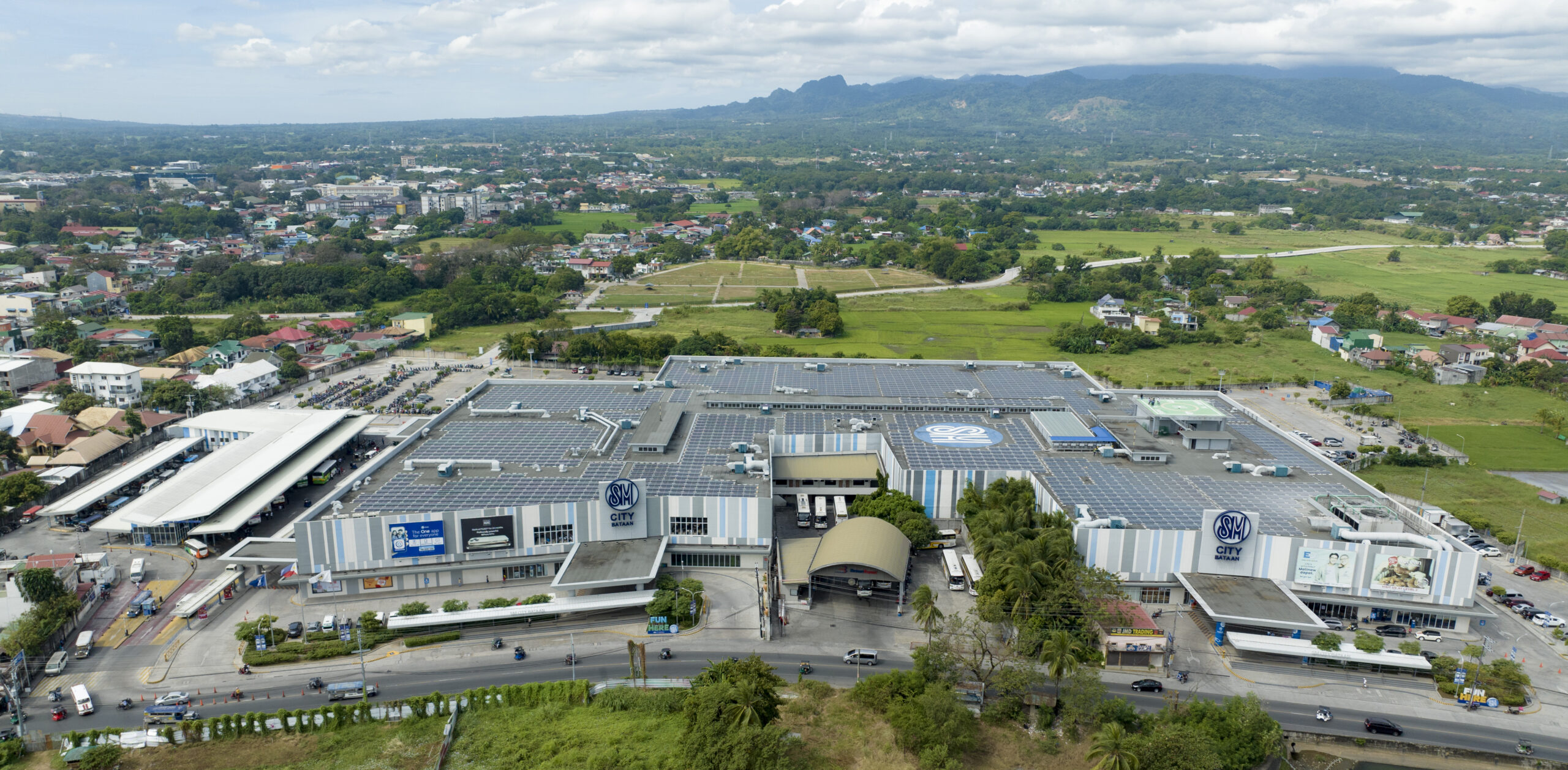 SM City Bataan and its 4,060-piece solar photovoltaic (PV) panels have a peak capacity of 2,376,000 kW.